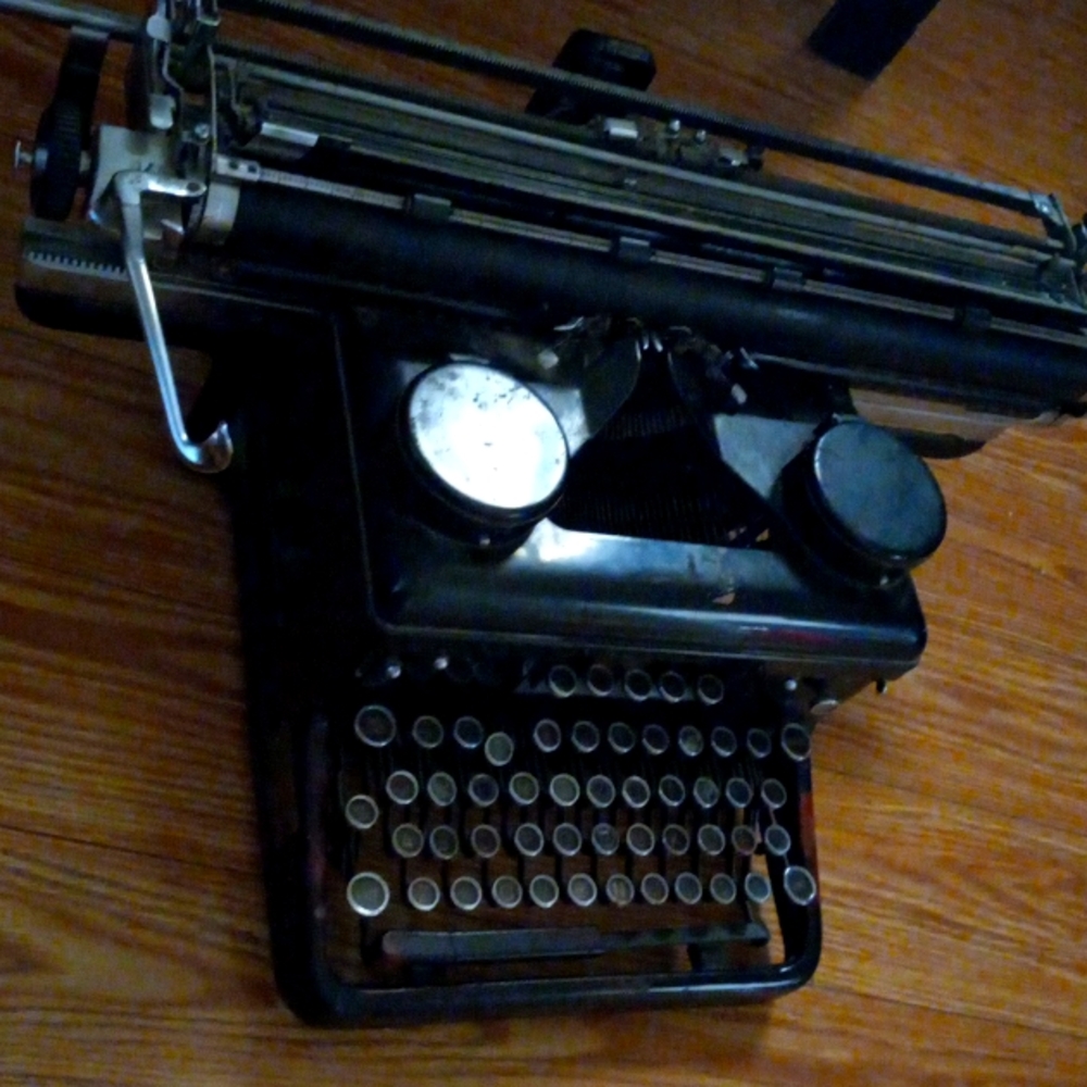 antique 1920s TYPE WRITER ONLY IN CANADA  Is a rare VALUE $320